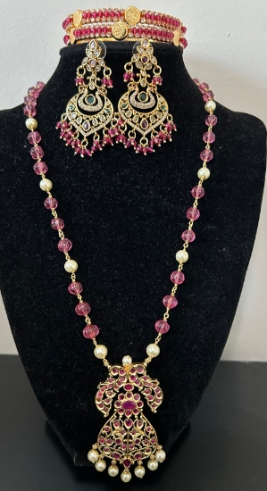 Picture of Pink pumpkin beads set with bangles and chandbalis 