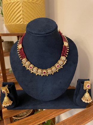 Picture of Beaded necklace with matching earrings 