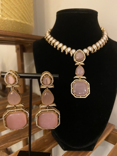 Picture of Necklace with matching earrings 