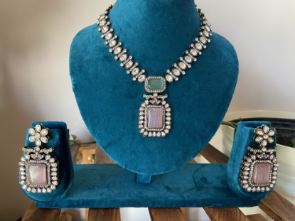 Picture of Necklace with matching earrings 