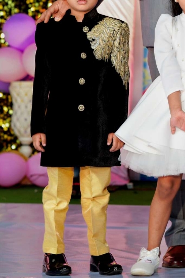 Picture of black velvet kurta with lion embroidery on shoulder 2-3y