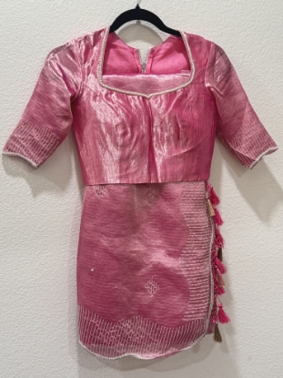 Picture of Never worn Onion pink benaras tissue saree with scallop🤌🏻