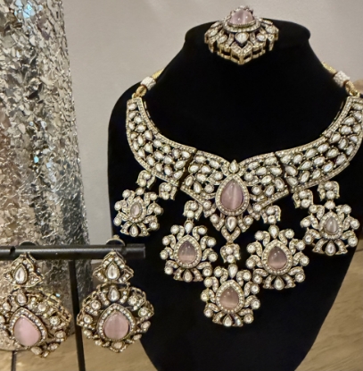 Picture of Beautiful dust pink neck set with maangtika