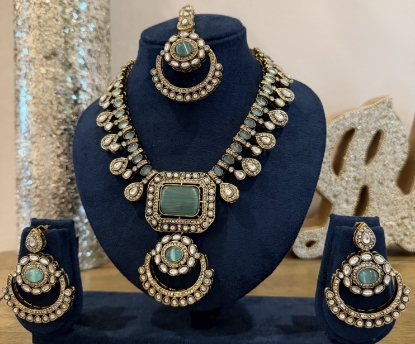 Picture of Victorian kundan necklace with maangtika