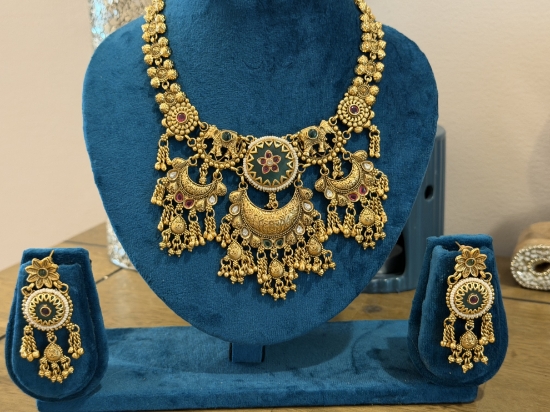 Picture of Traditional necklace with matching earrings 