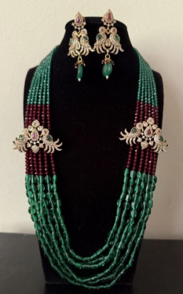 Picture of Green beads set with side pendants 